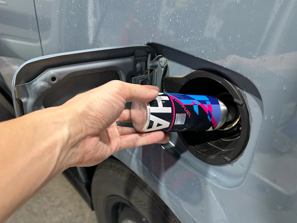 ガソリン給油前にTHE FUELを燃料タンクに注入する